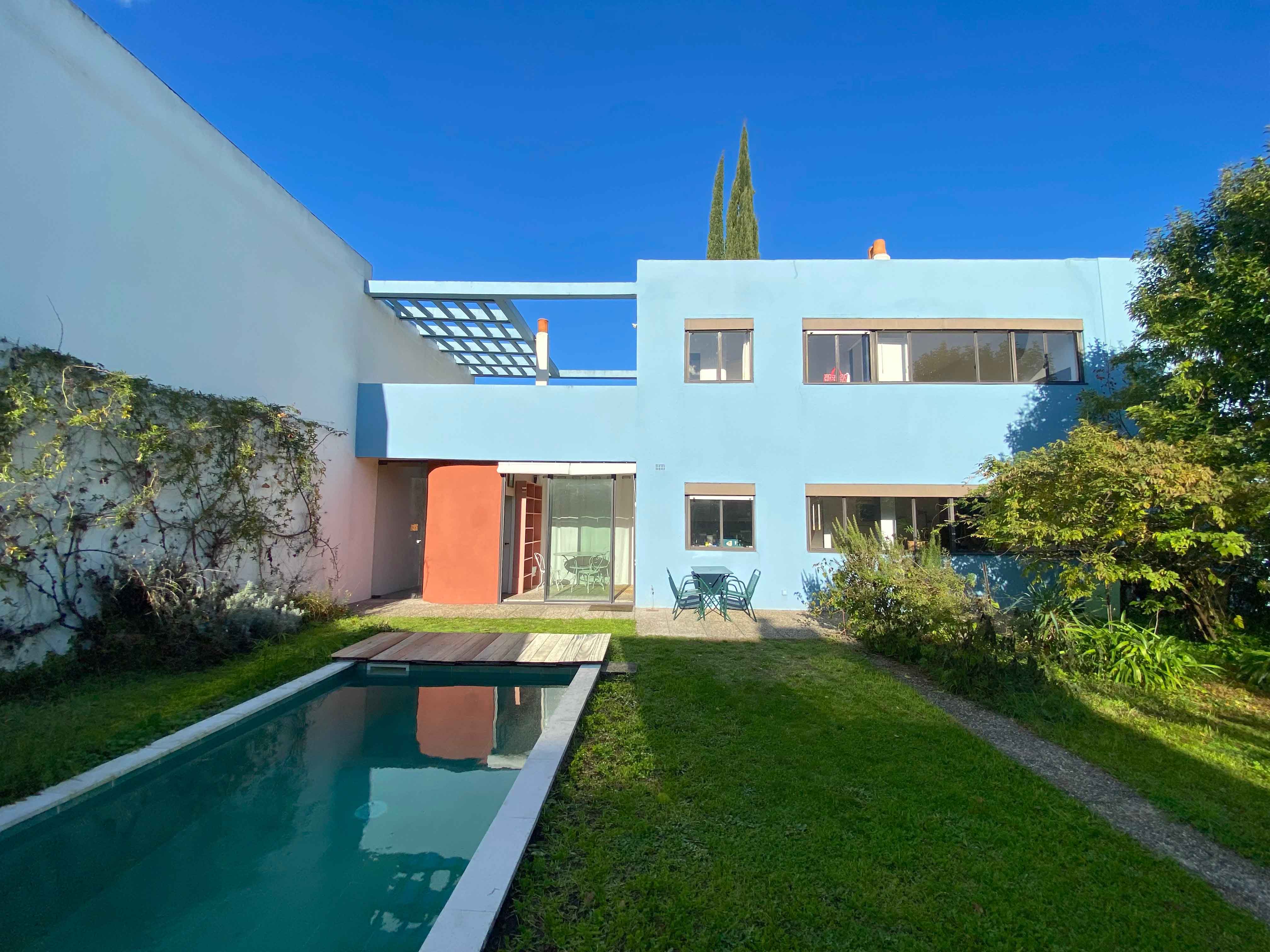 Façade bleue et piscine de la Villa ZigZag