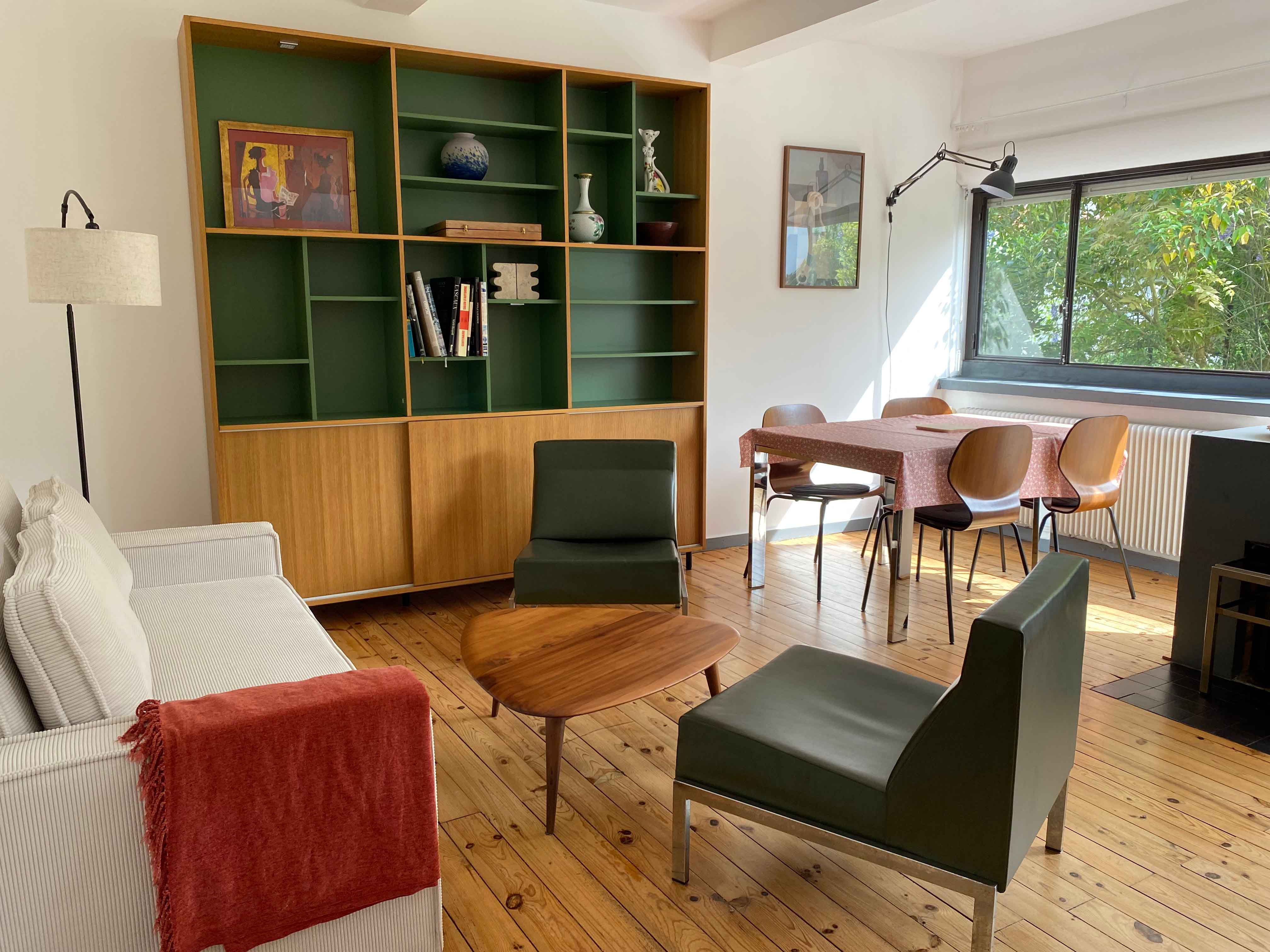 Salon avec bibliothèque verte sur mesure