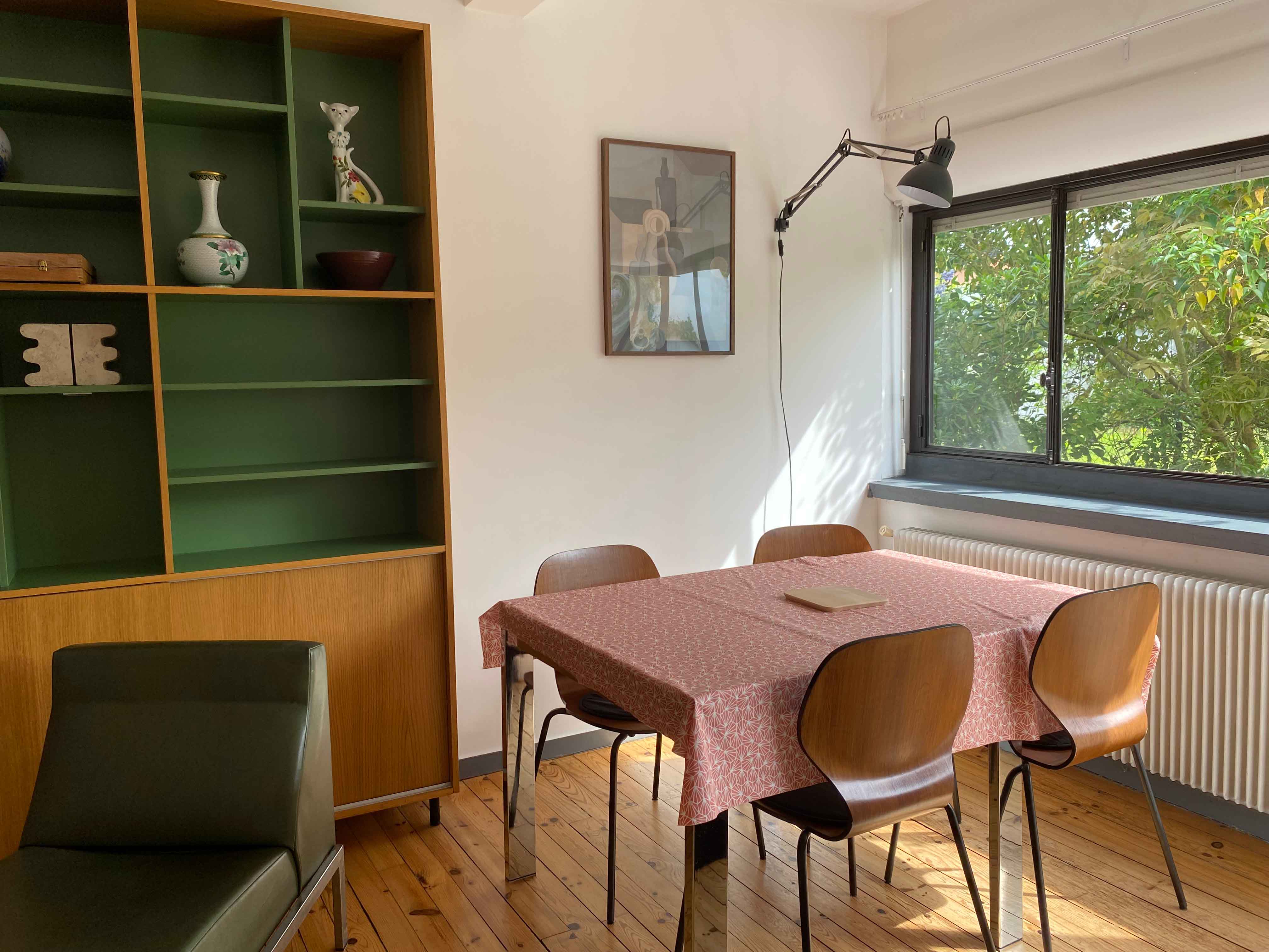 Salle à manger avec table dressée