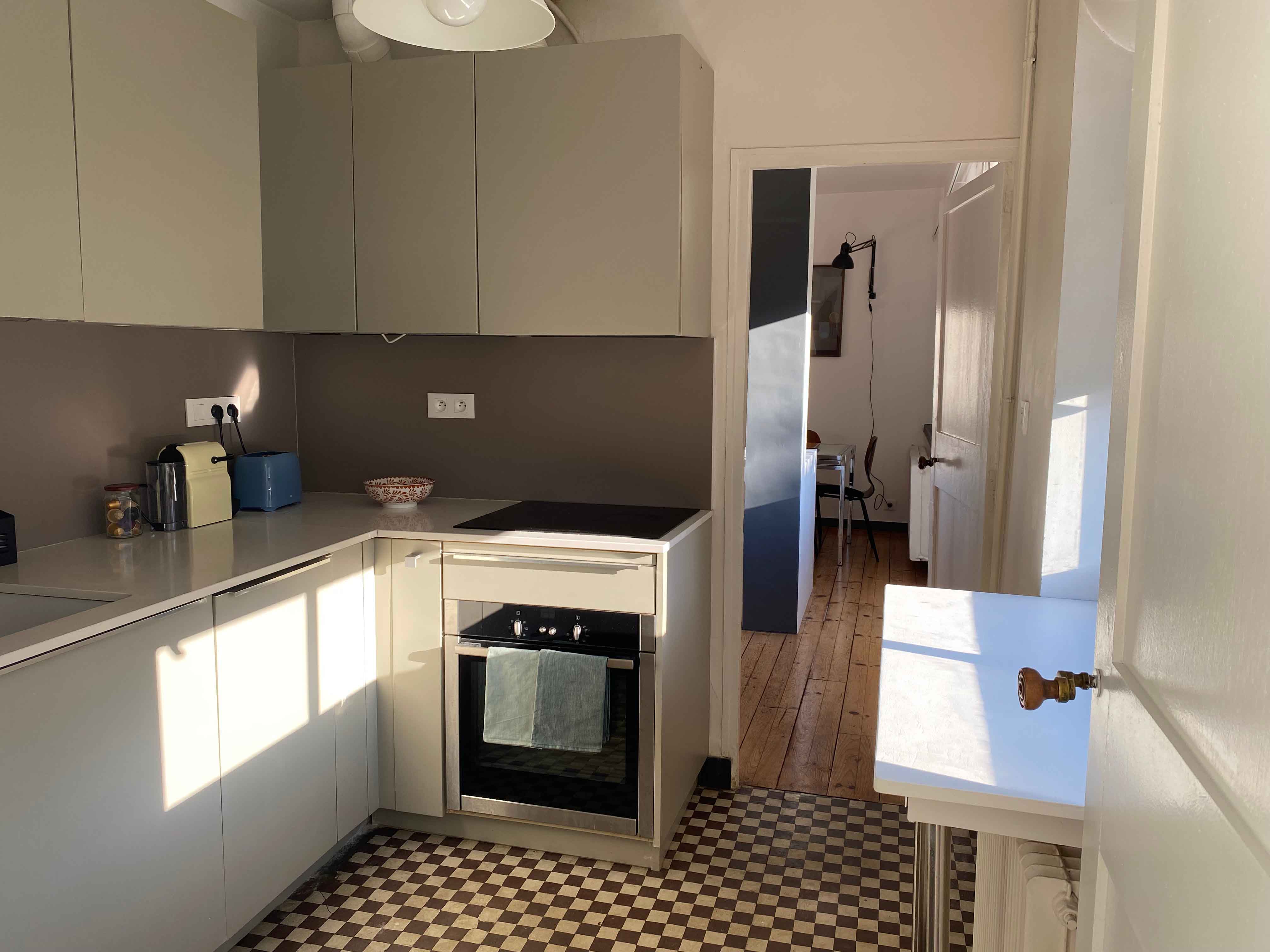 Cuisine équipée avec carrelage à damier