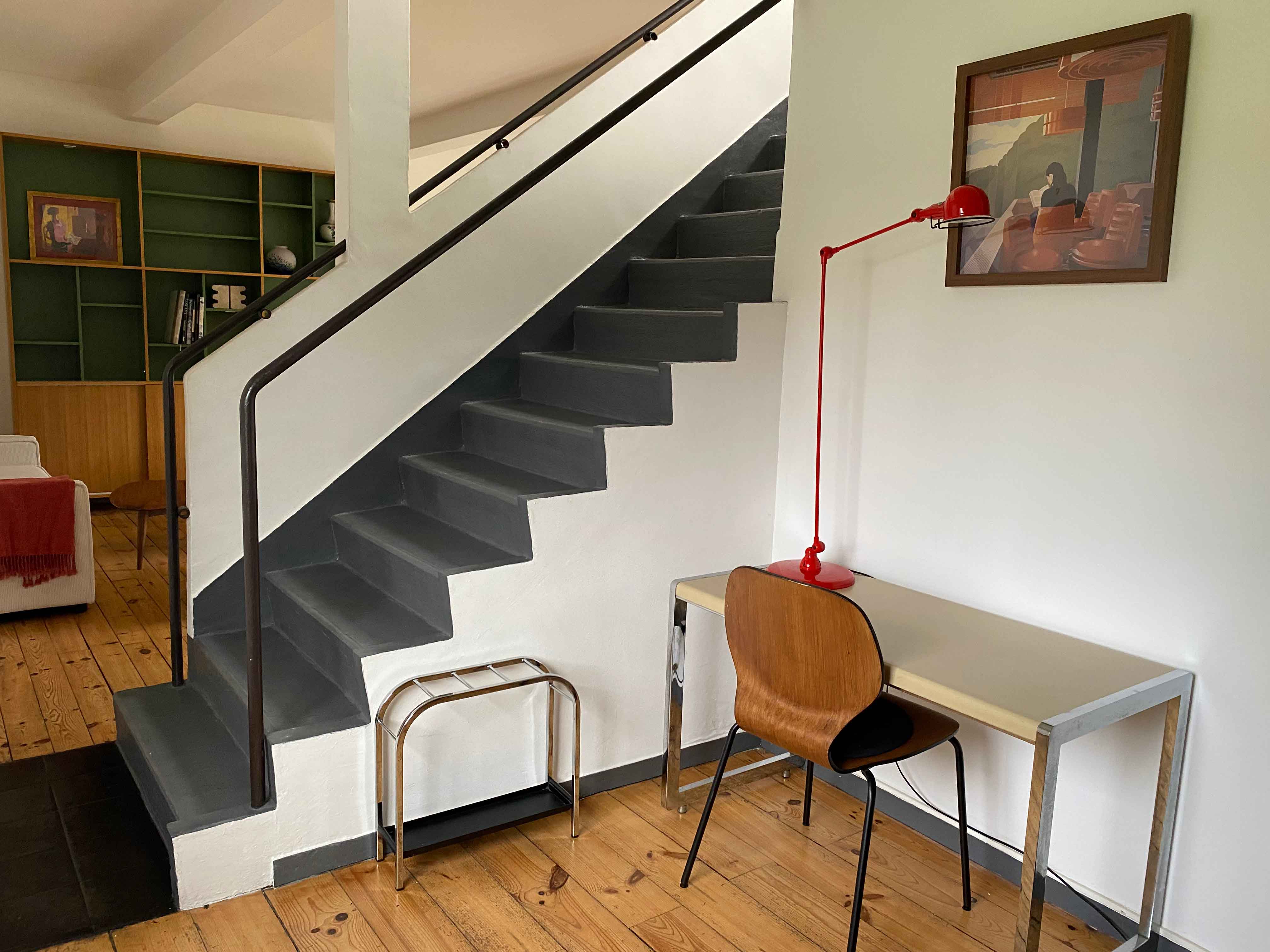 Escalier et vue sur le salon avec bibliothèque