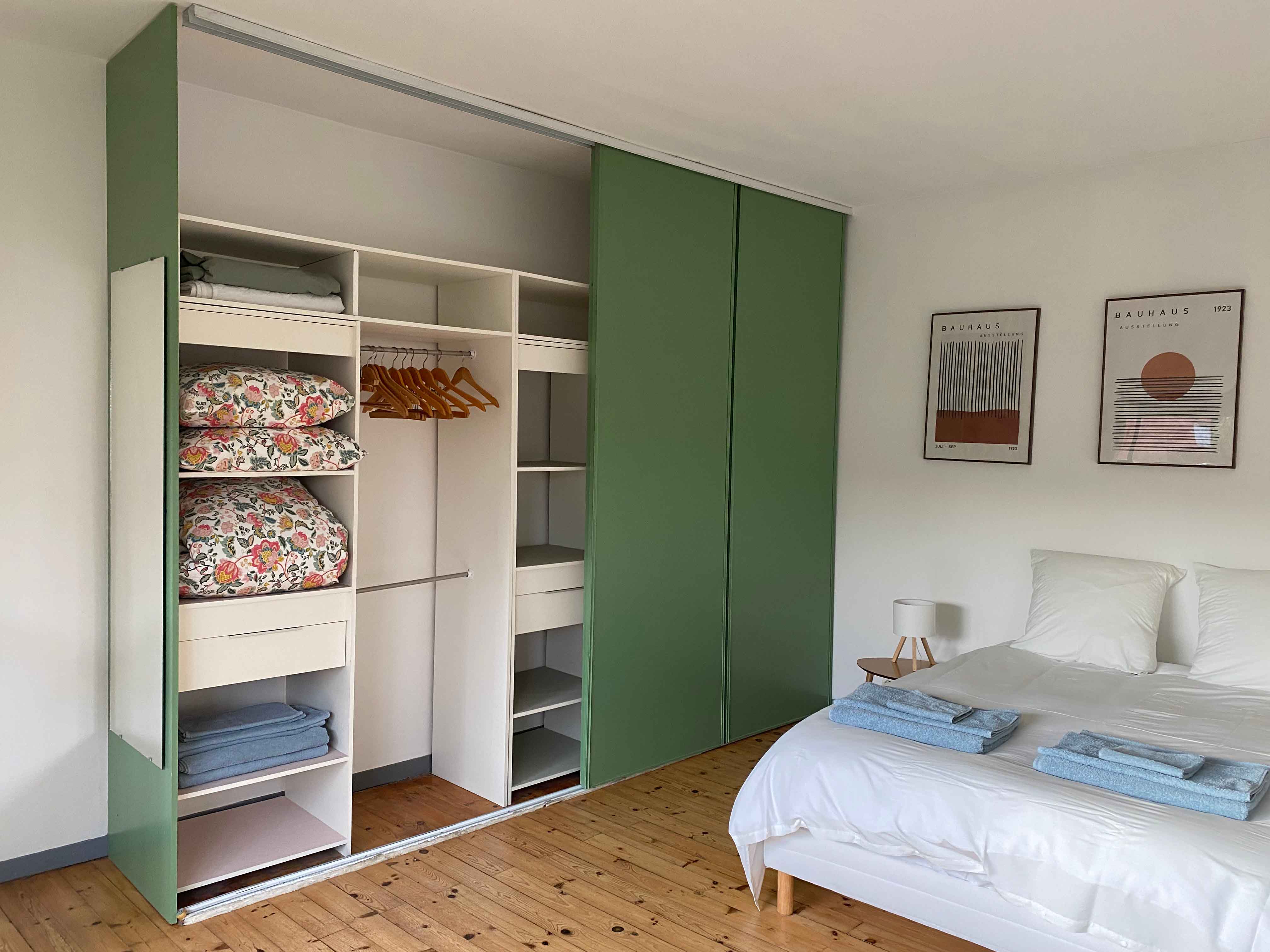 Placard vert avec linge de maison et serviettes