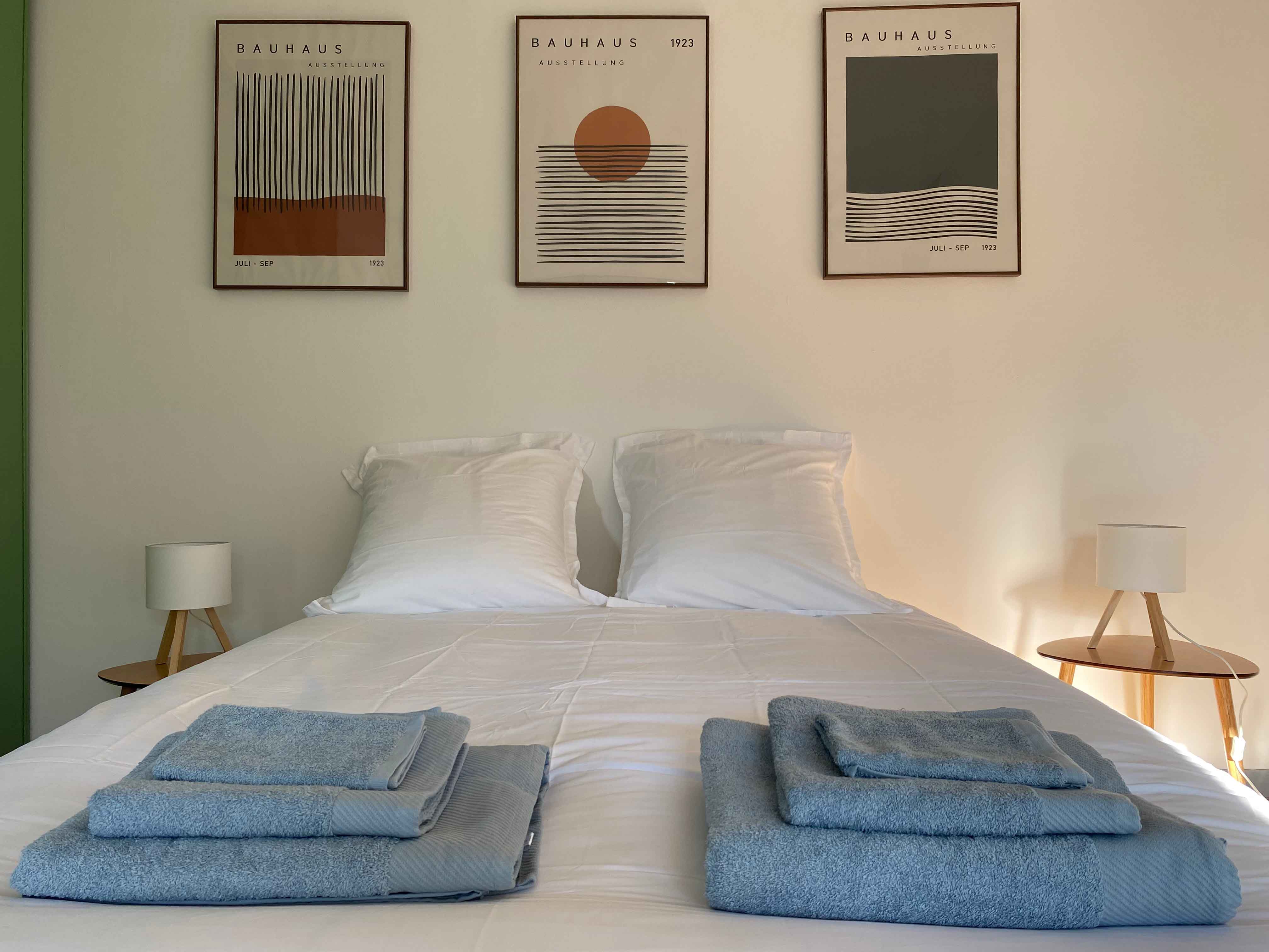Tête de lit avec trois affiches Bauhaus
