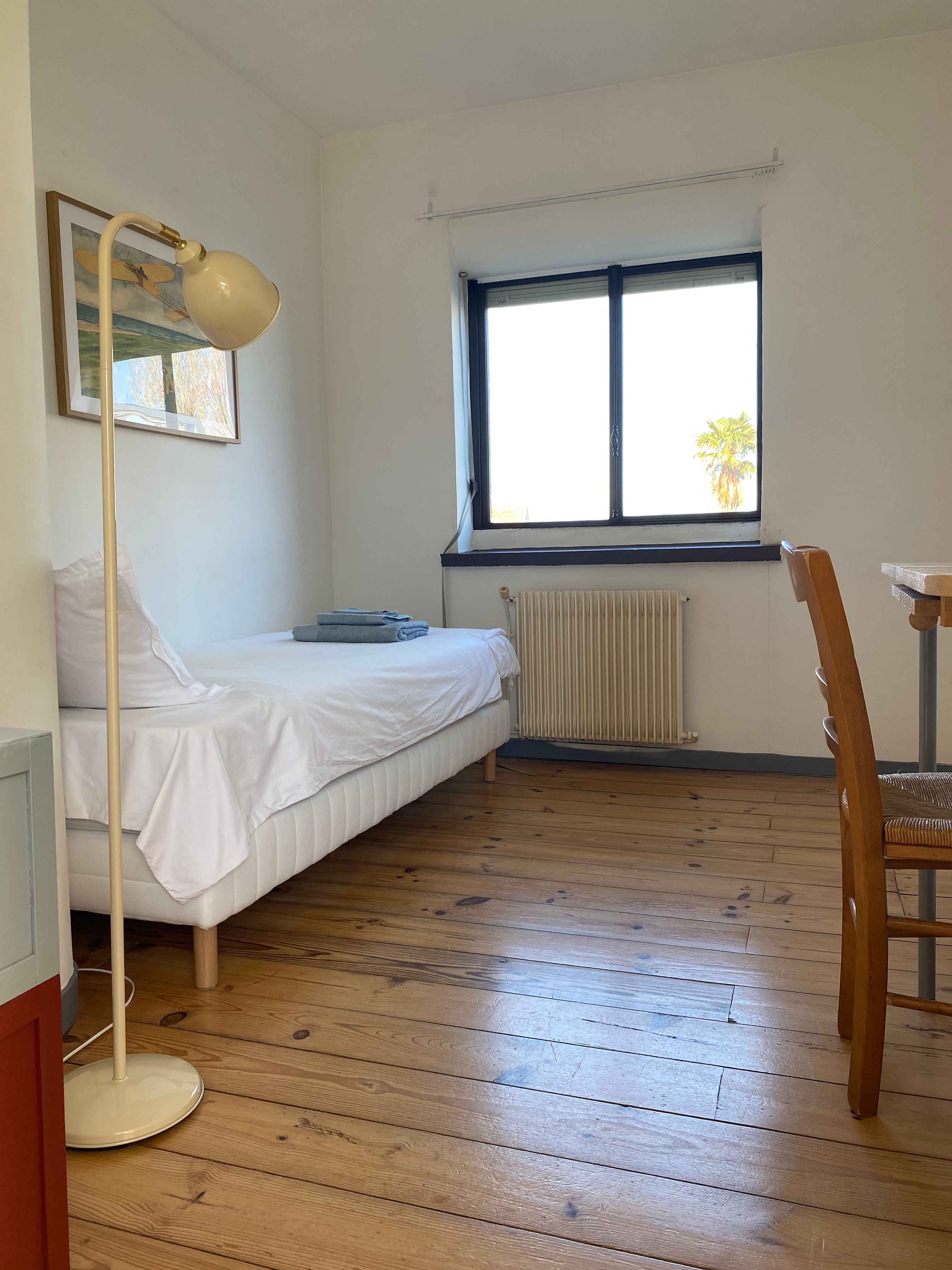 Chambre lumineuse avec lampadaire et fenêtre