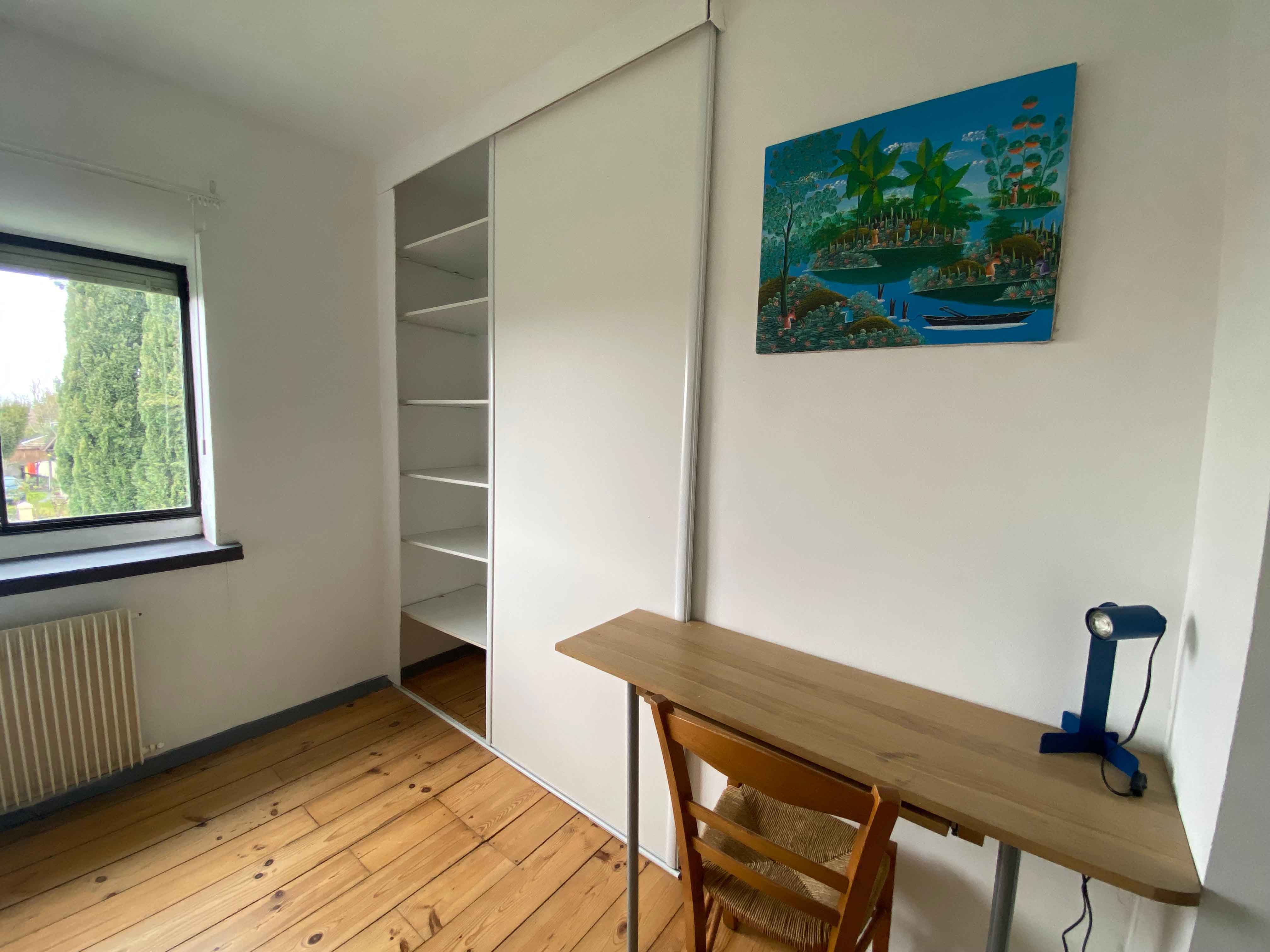 Chambre avec penderie et bureau