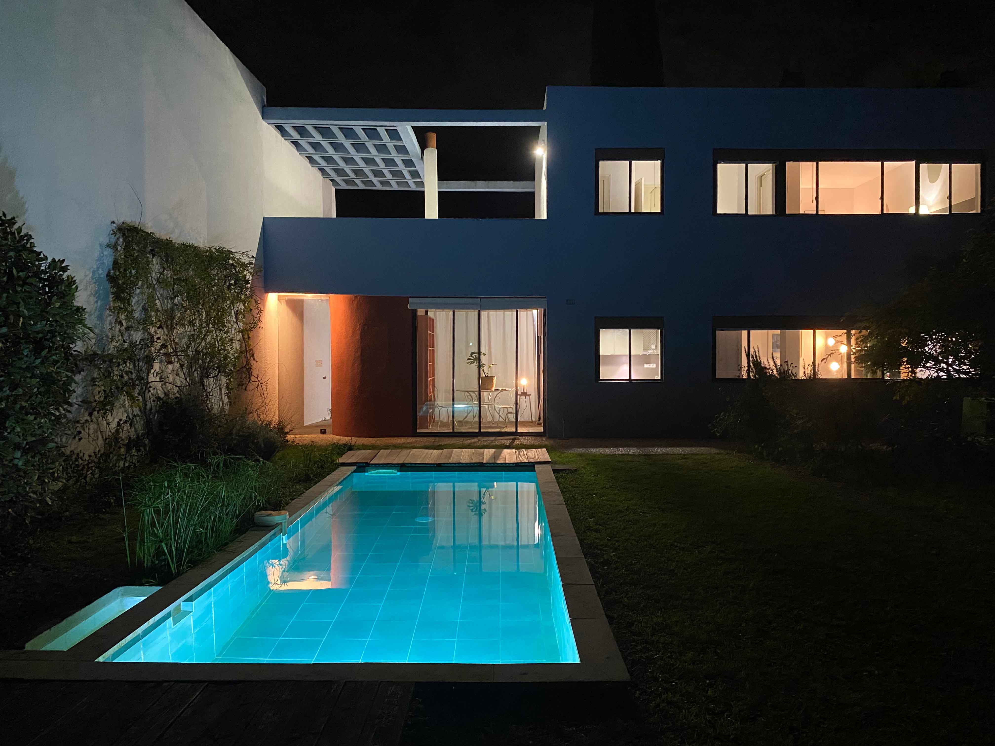 Piscine et villa illuminées de nuit