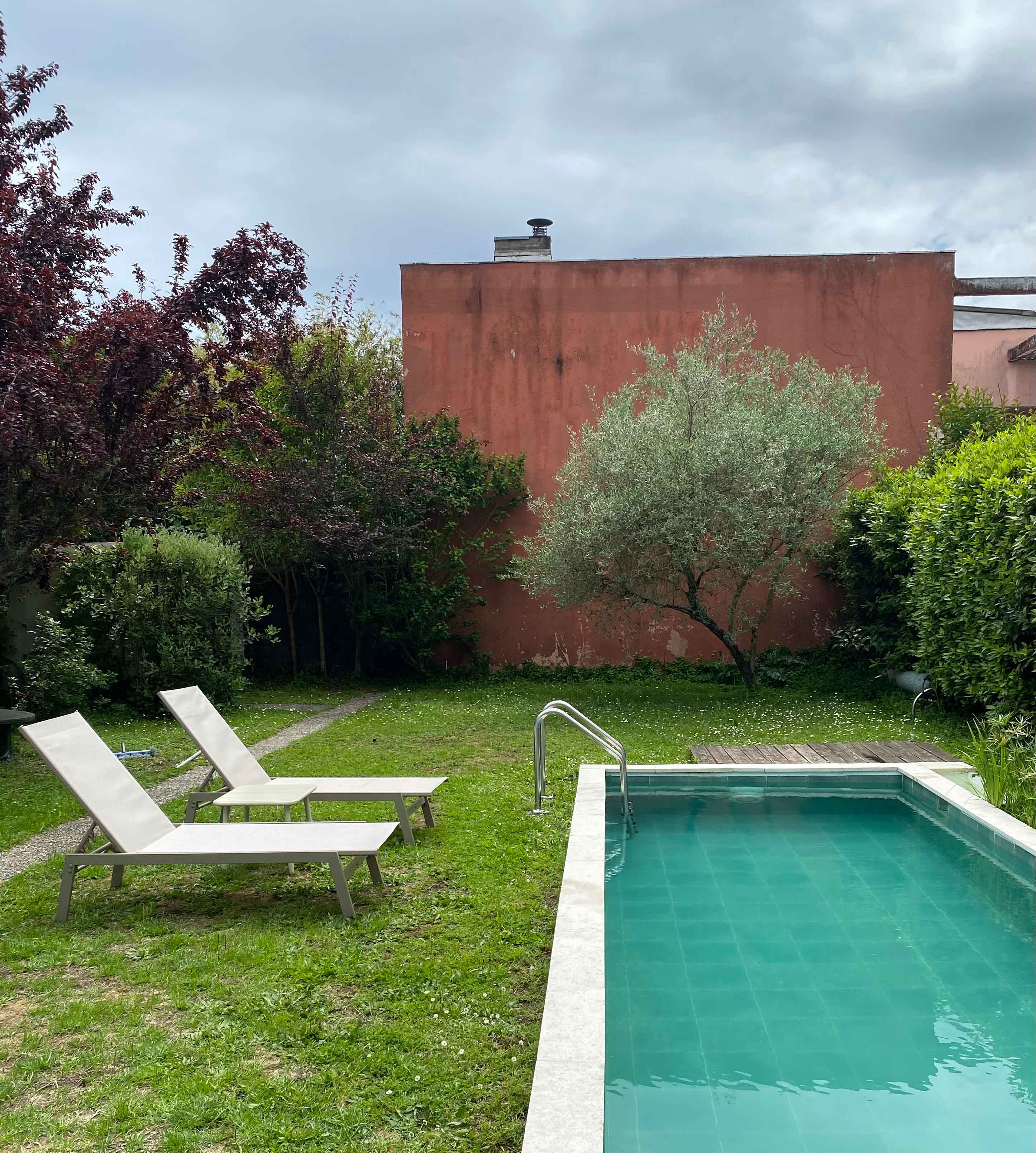 Transats au bord de la piscine par temps couvert