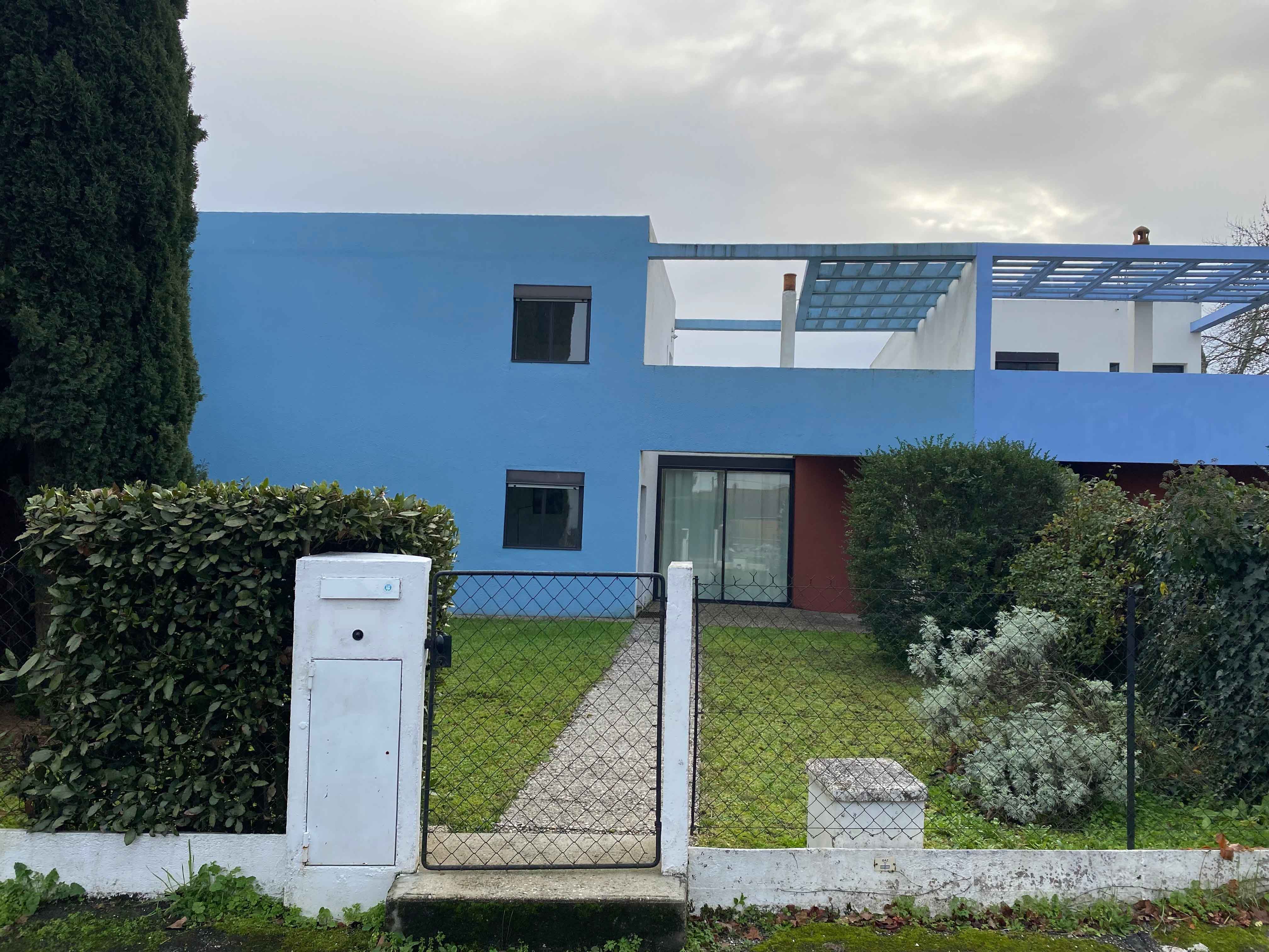 Façade bleue et portail d'entrée du jardin