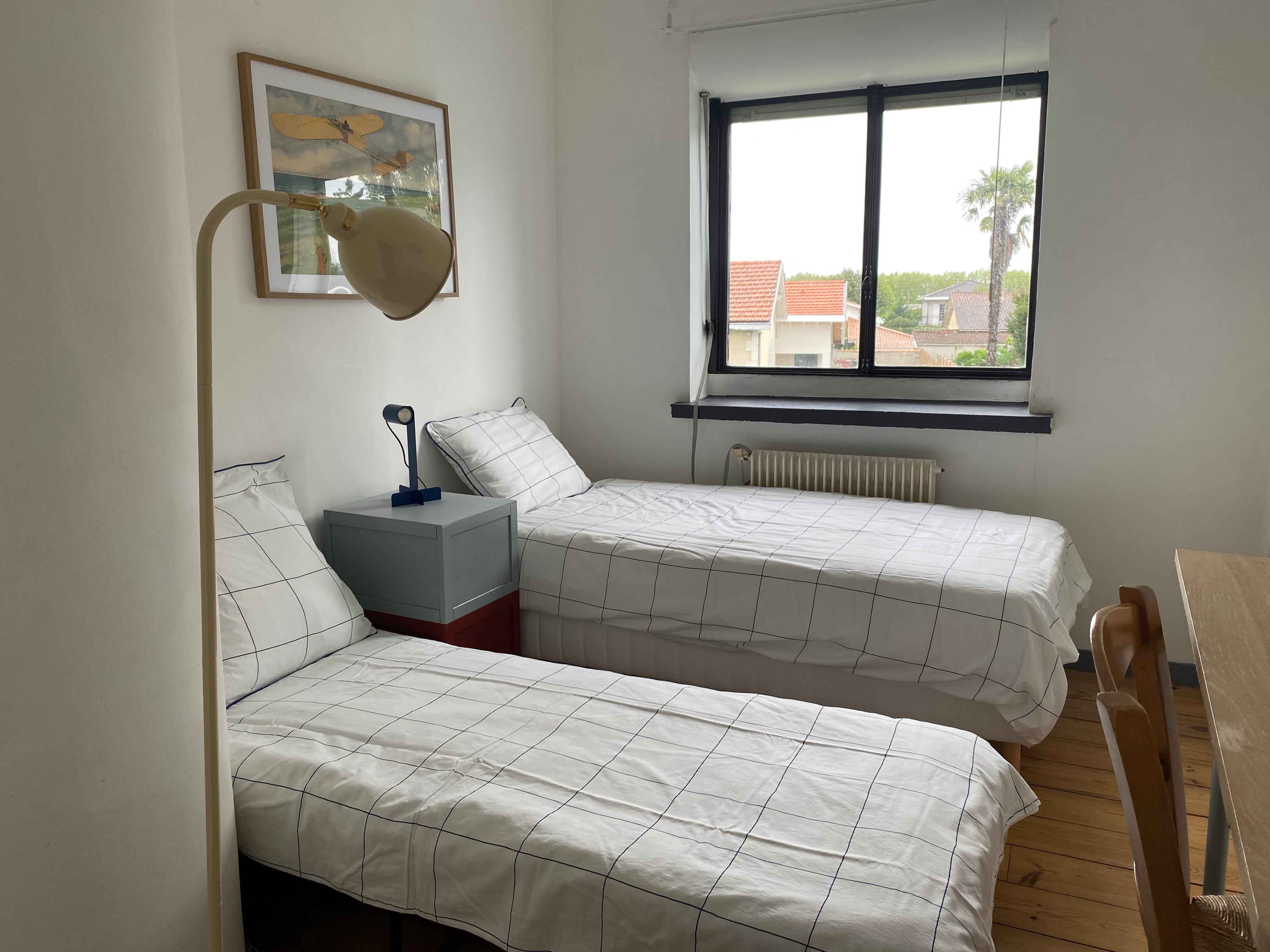 Chambre avec deux lits jumeaux à motifs