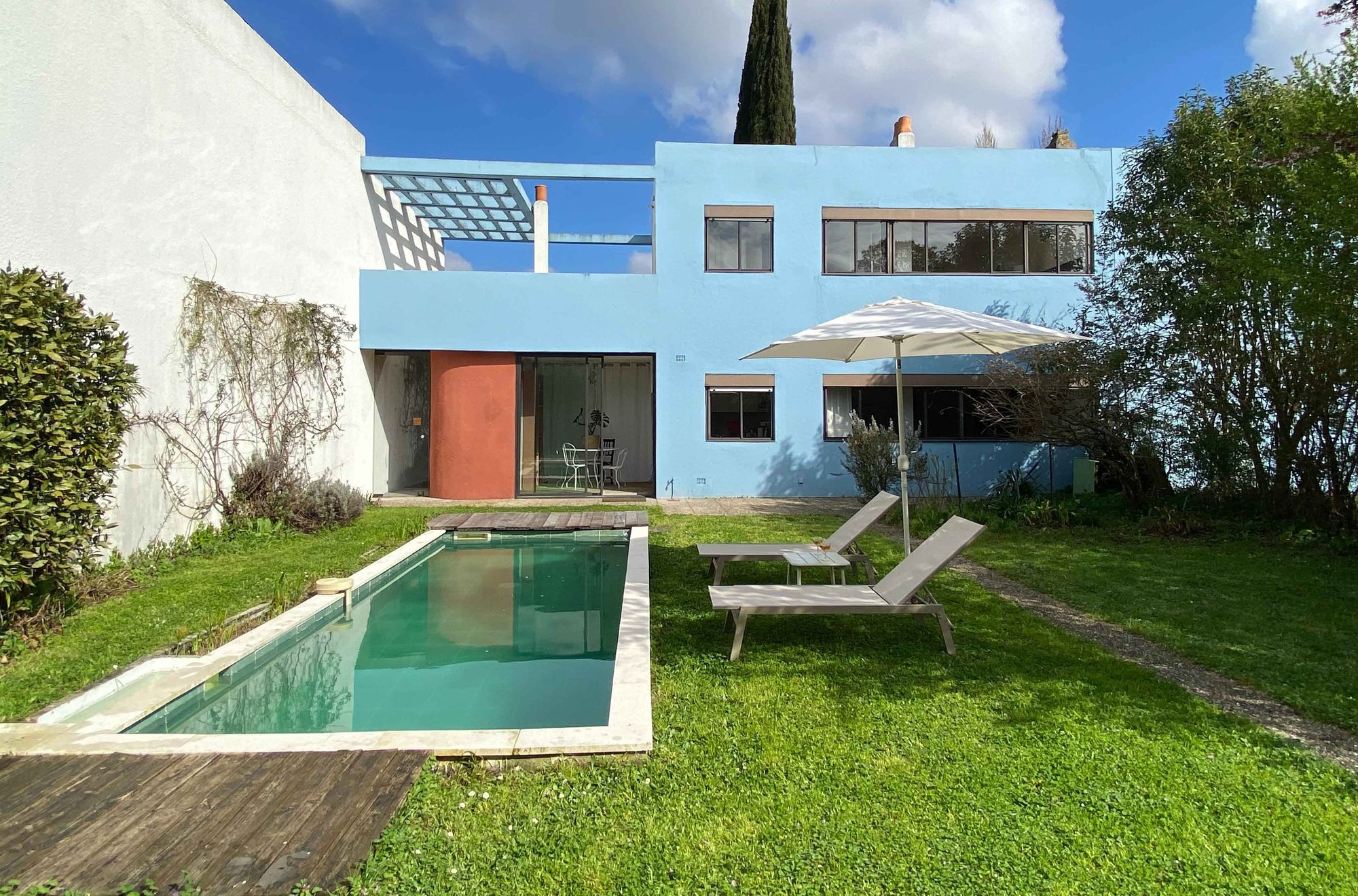 Piscine et façade bleue de la Villa ZigZag